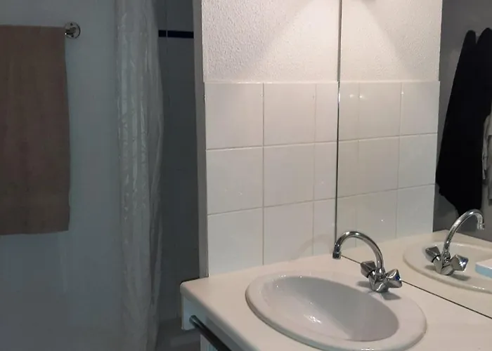 Pavillon 5 Pers Avec Clim Et Terrasse En Avec Piscine - Fr-1-781-85 Holiday home Vendres